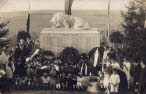 Das Kriegerdenkmal für die gefallenen Soldaten des 1. Weltkrieges, mit dem nach Westen blickenden Löwen, nach der Einweihung 1927.