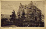 Ansicht des 1901(1902 erbauten Pfarrhauses mit Umzunung, das Pfarrhaus wurde im Stil der Pfarrkirche nach Plnen des Architekten Heintz aus Koblenz erbaut.