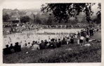 Im Juli 1938 wurde das in der Bruchwies errichtete Schwimmbad der Benutzung bergeben. Die Besucher standen rund um das in Nichtschwimmer und Schwimmer geteilte Becken.