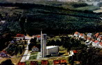 Die Luftaufnahme zeigt im Mittelpunkt die kath. Kirche Maria Knigin auf dem Michelsberg, umgeben von Wald, Siedlung "Auf Bauers" und Endstrae, noch ohne Kindergarten (erbaut 1967/1970, wegen Grubenschden 1995 abgerissen).